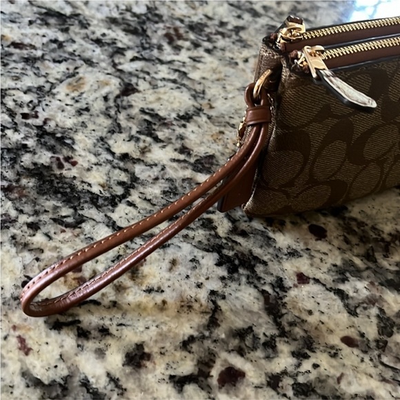COACH🐝🐝DOUBLE ZIP WALLET/WRISTLET - Picture 9 of 11